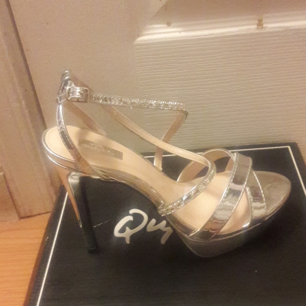 👠NIB👠 Quipid silver strappy high heel platforms